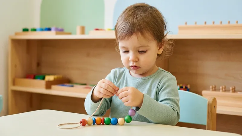 Montessori Feinmotorik fördern: 12 spielerische Übungen für geschickte Finger