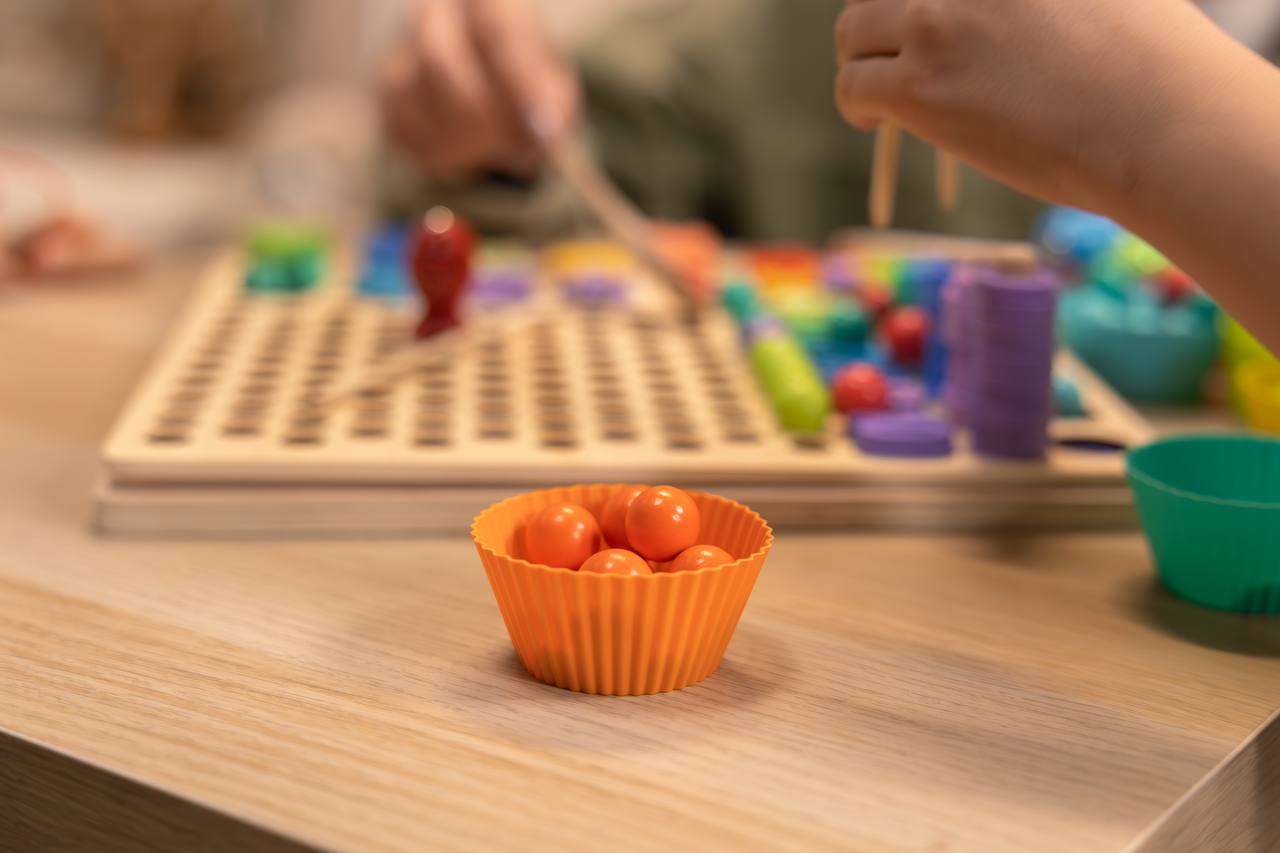 Bunte Kugeln in Förmchen