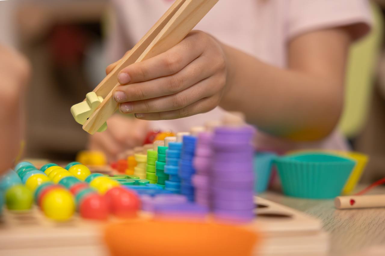 Kinderhände beim Spielen