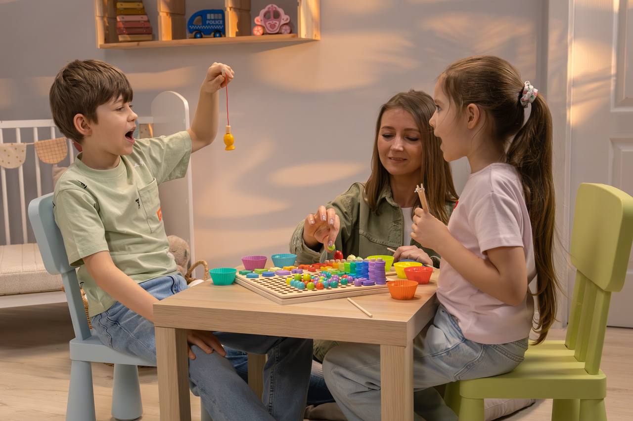 Familie spielt gemeinsam