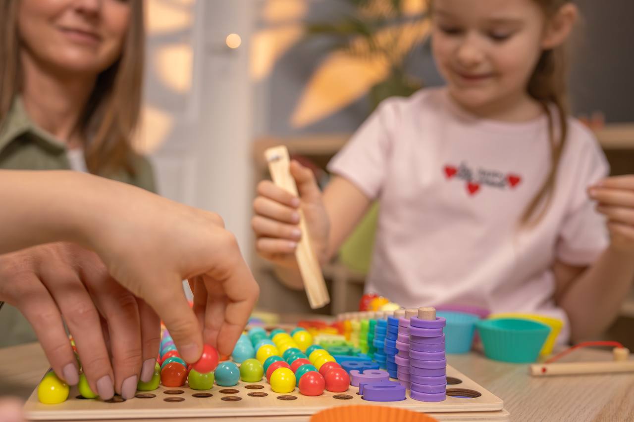 Mutter und Tochter beim Spielen