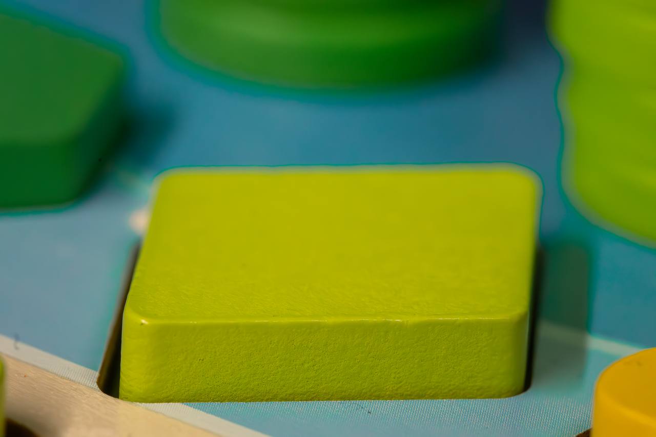 Hochwertige Holzteile in leuchtenden Farben