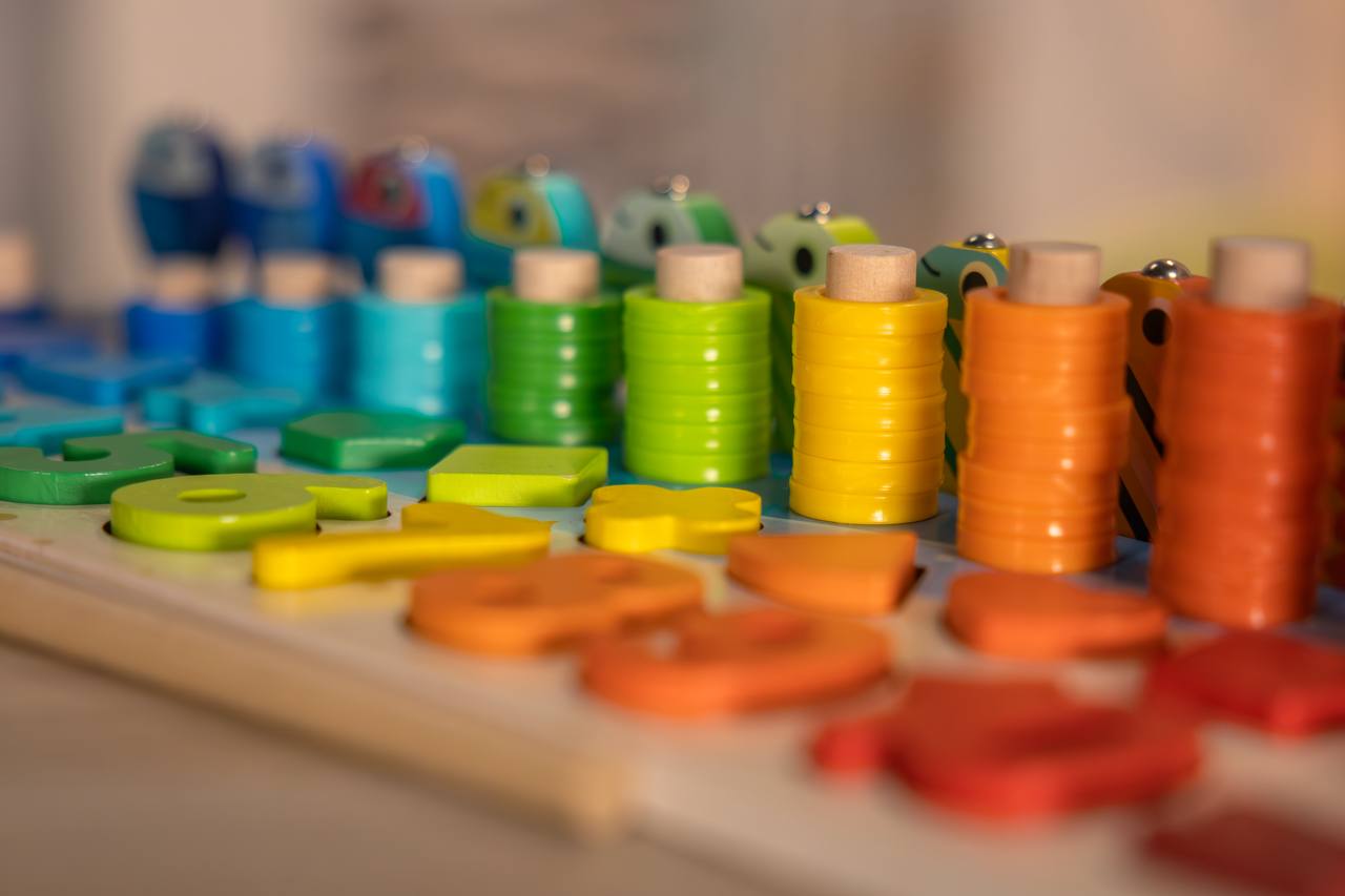 Bunte Stapelringe in Regenbogenfarben