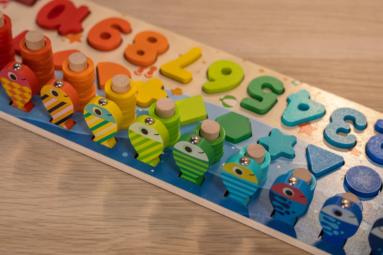 Bunte Holzfische mit Zahlen