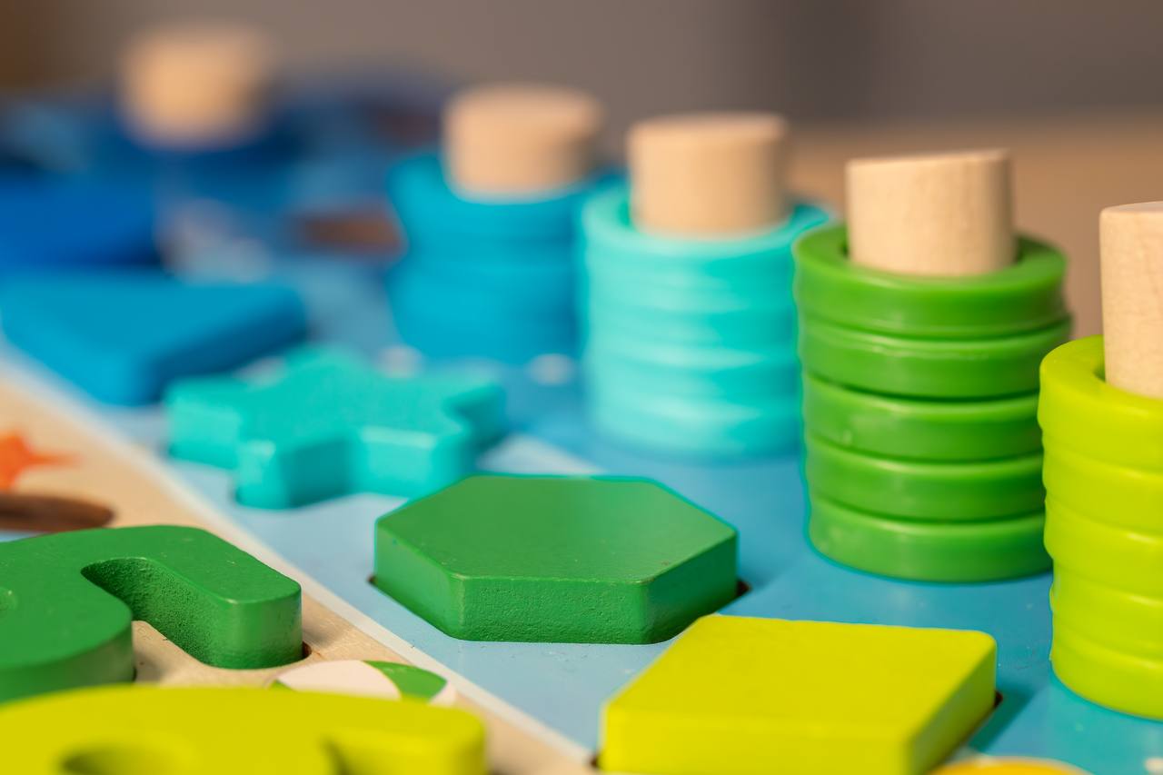 Geometrische Formen und Stapelstäbe