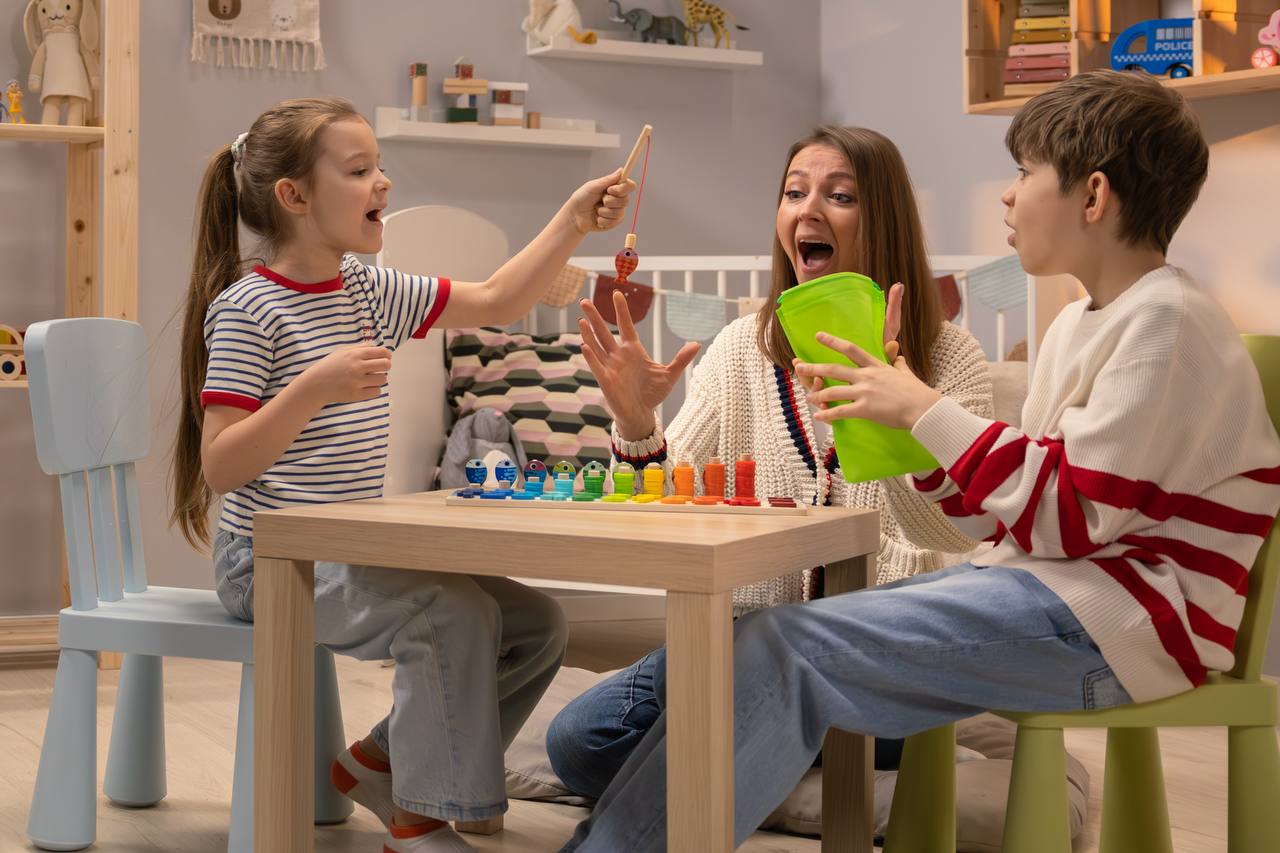 Familie spielt mit Angelspiel