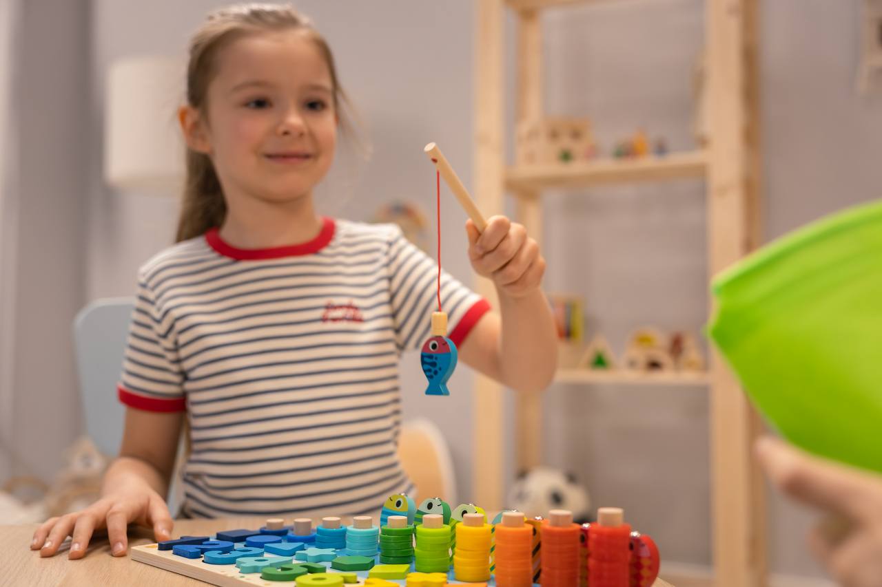 Mädchen spielt begeistert mit dem Angelspiel