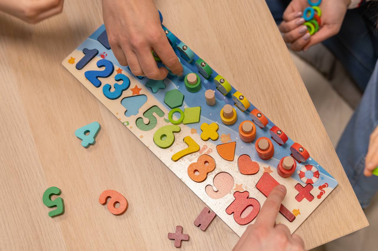 Kinderhände spielen mit dem Angelspiel