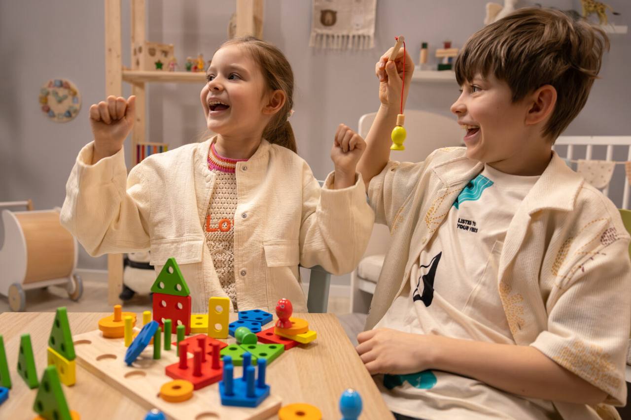 Kinder spielen mit dem Steck- und Angelspiel