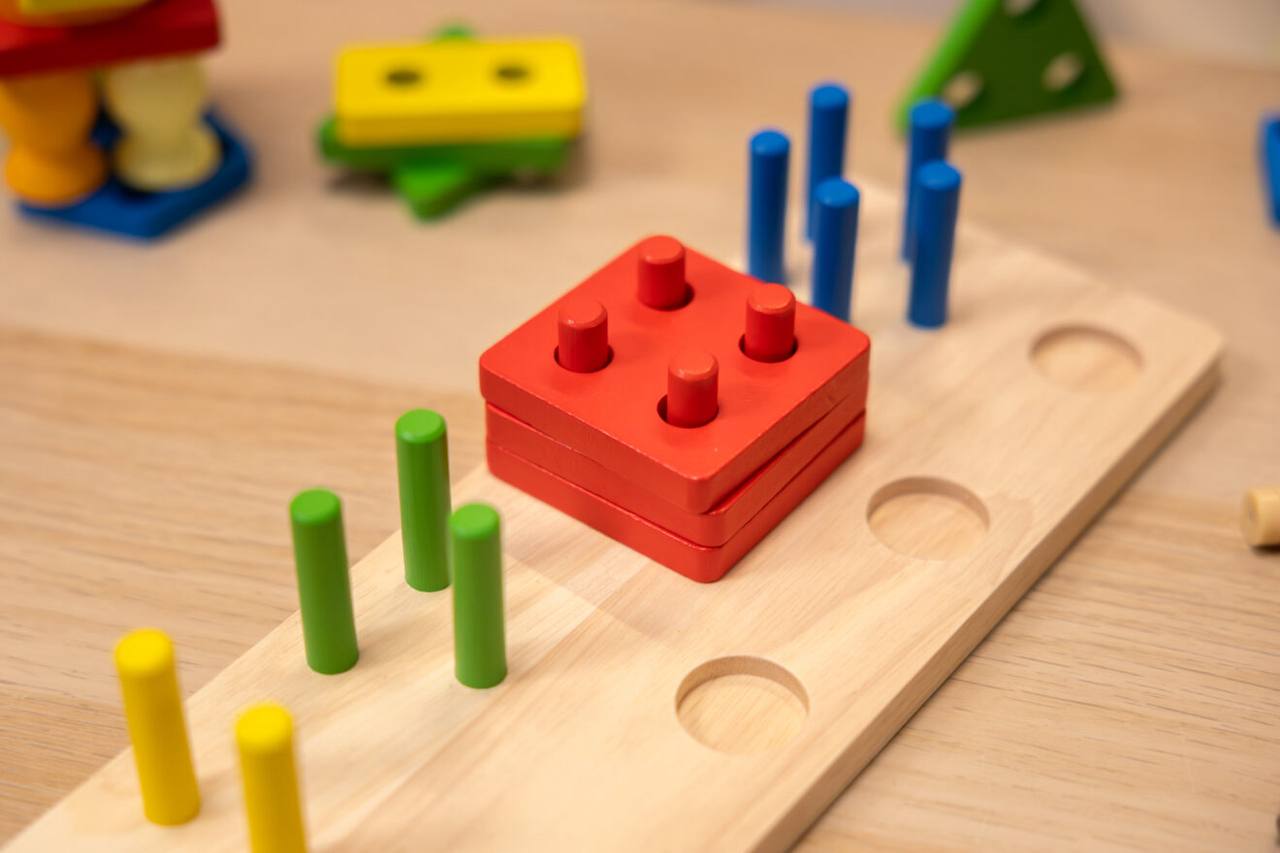 Bunte geometrische Formen zum Stecken